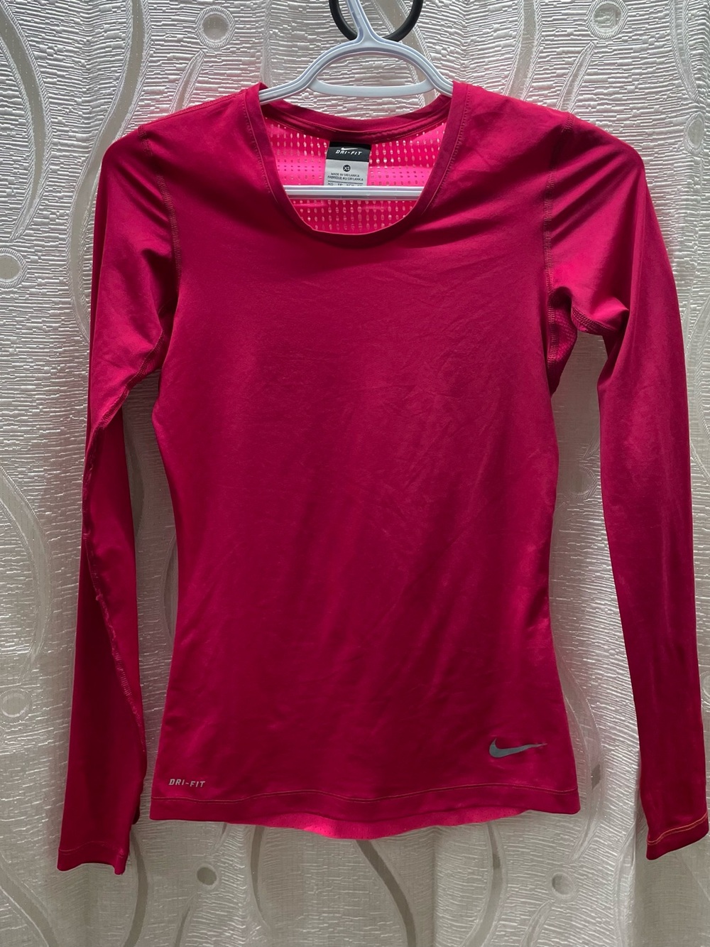 Nike Dri-FIT Long Sleeve Training Top Womens XS Pink Thumbholes Mesh Back 0262
